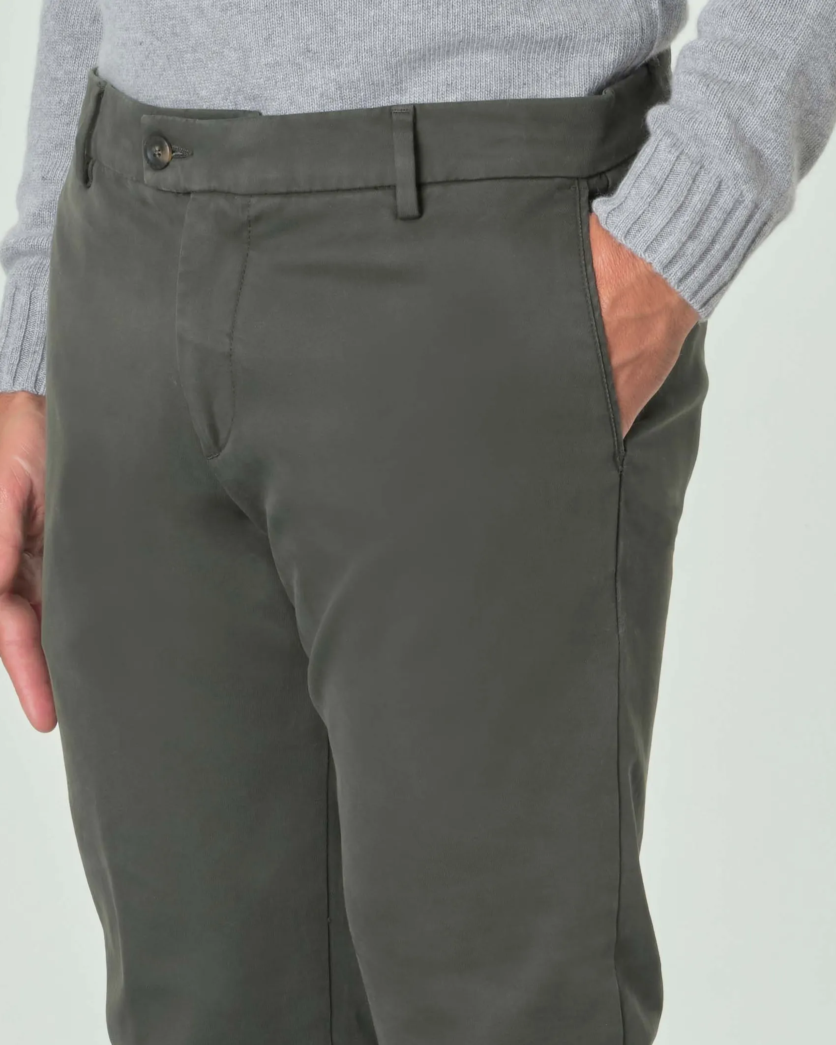 Pantaloni chino Ashki.i verde militare in tricotina di cotone stretch