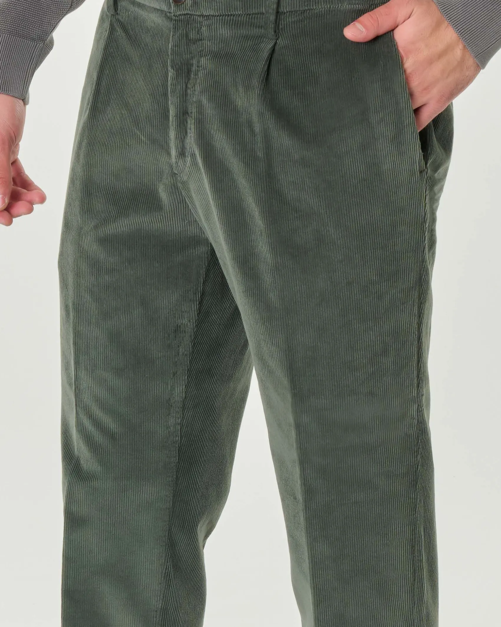 Pantaloni chino Pellizzari verde militare in velluto millerighe con pinces frontale ed elastico sul retro