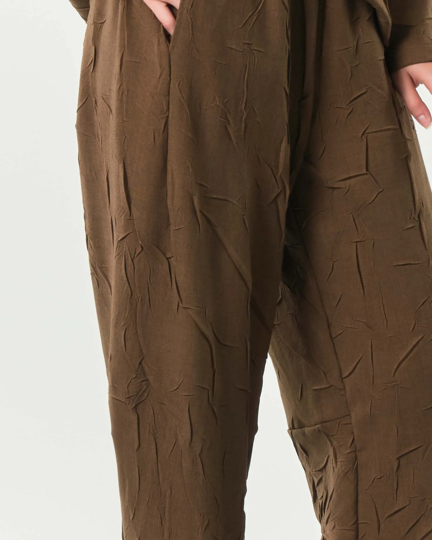 Pantaloni color noce a pallocino Jurerê in misto ramiè effetto froissè con elastico inserito in vita