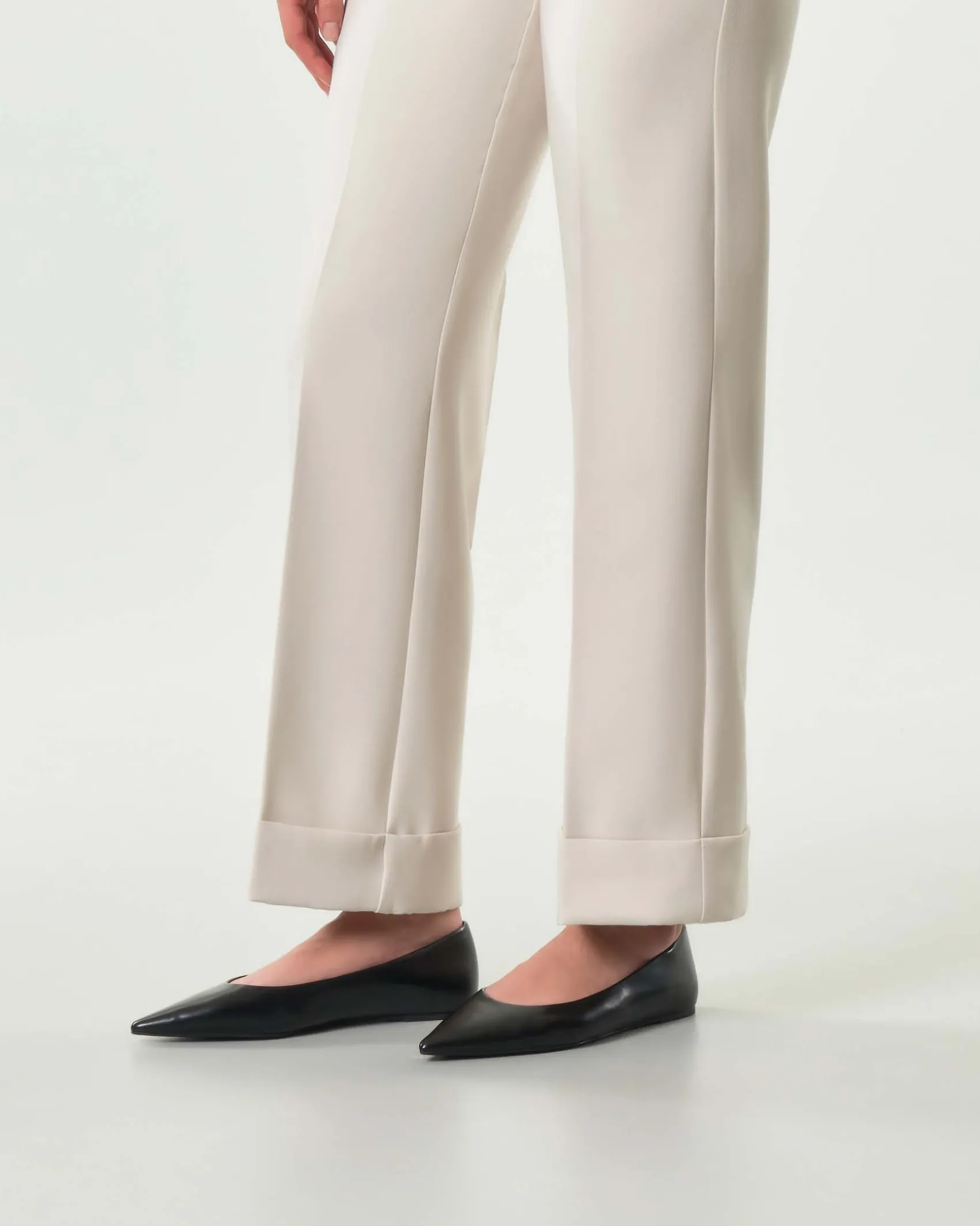 Pantaloni color panna Emme Marella in tessuto doppio stretch di misto viscosa dalla linea dritta con risvolto al fondo