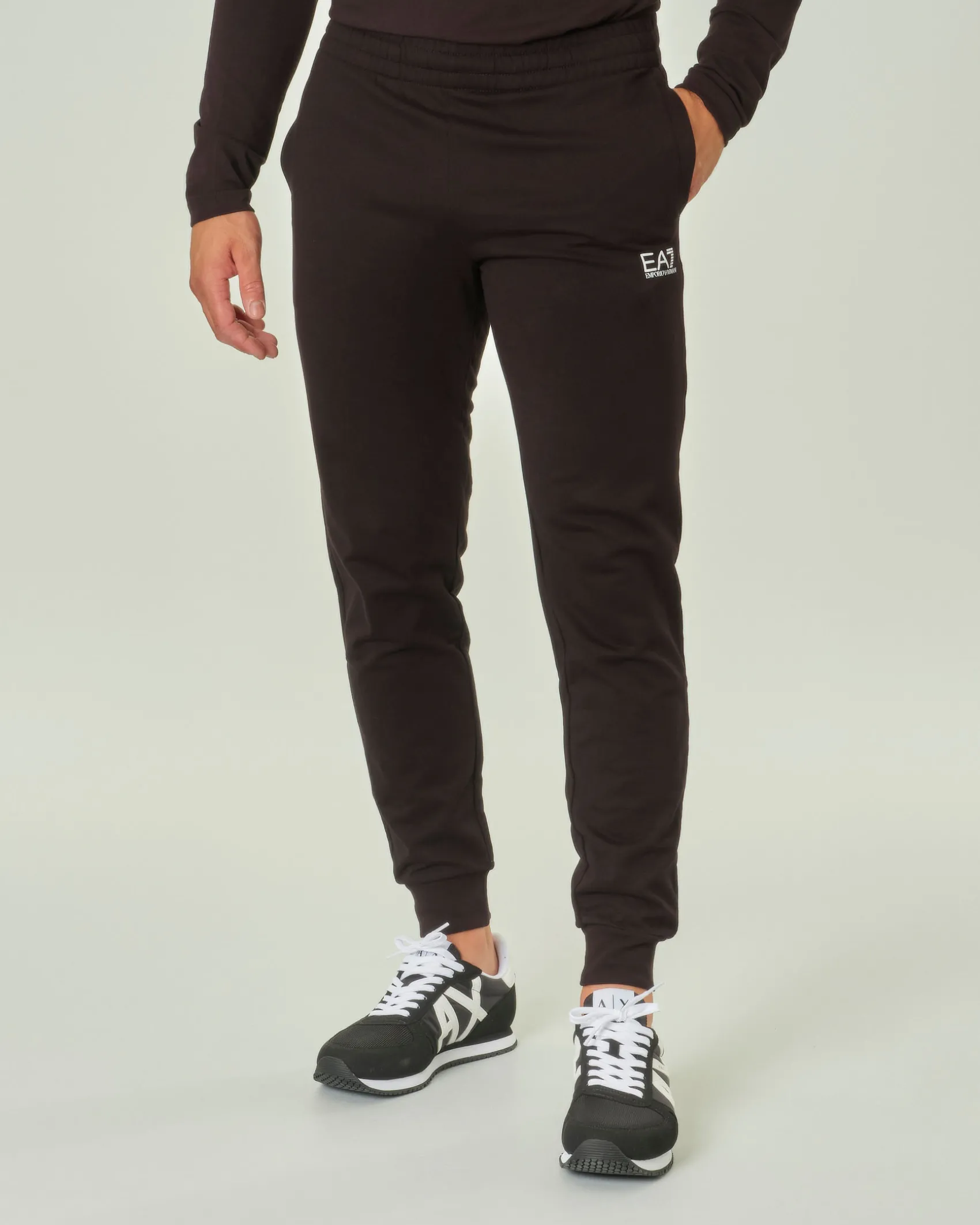 Pantaloni EA7 neri in felpa leggera con logo piccolo
