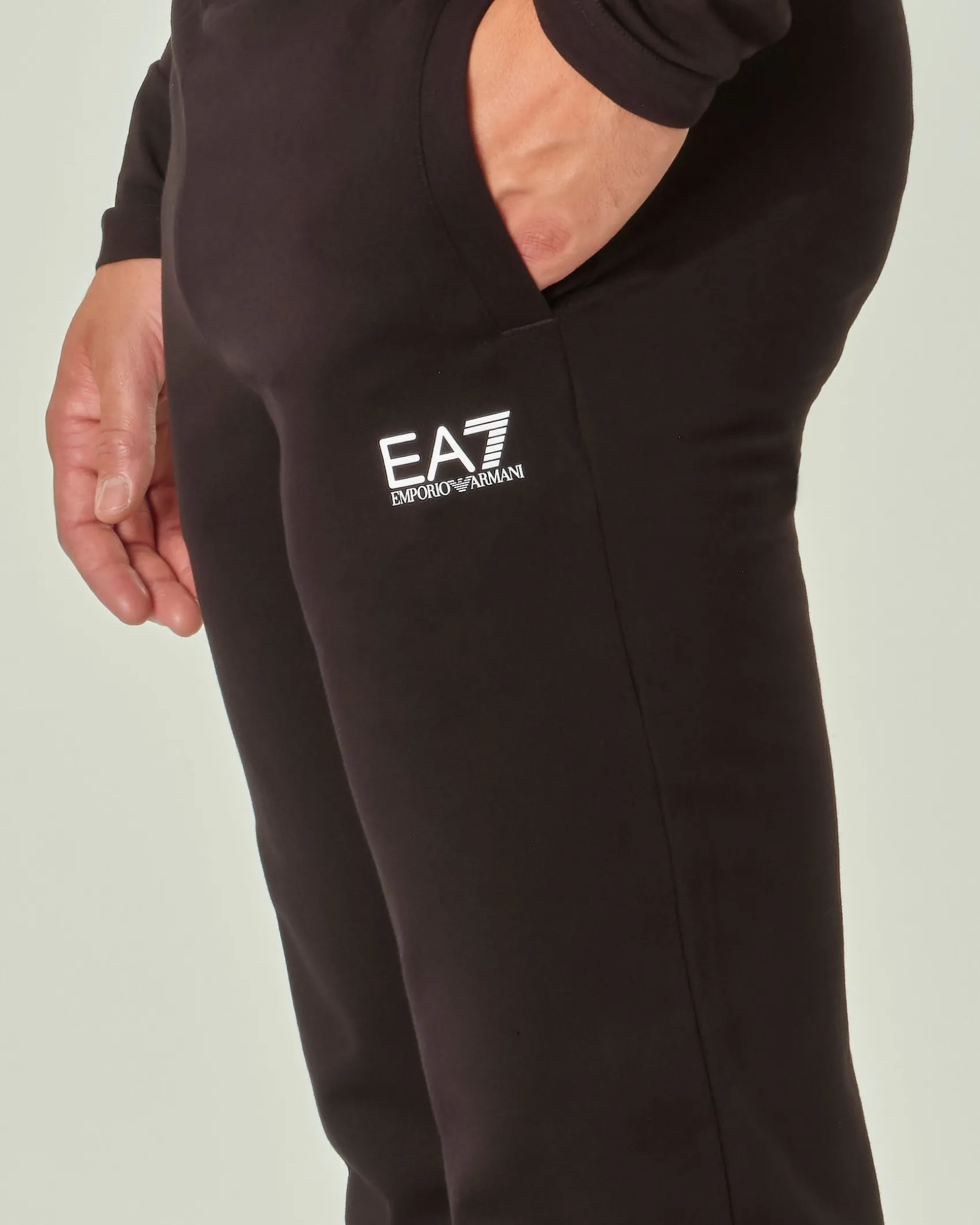 Pantaloni EA7 neri in felpa leggera con logo piccolo