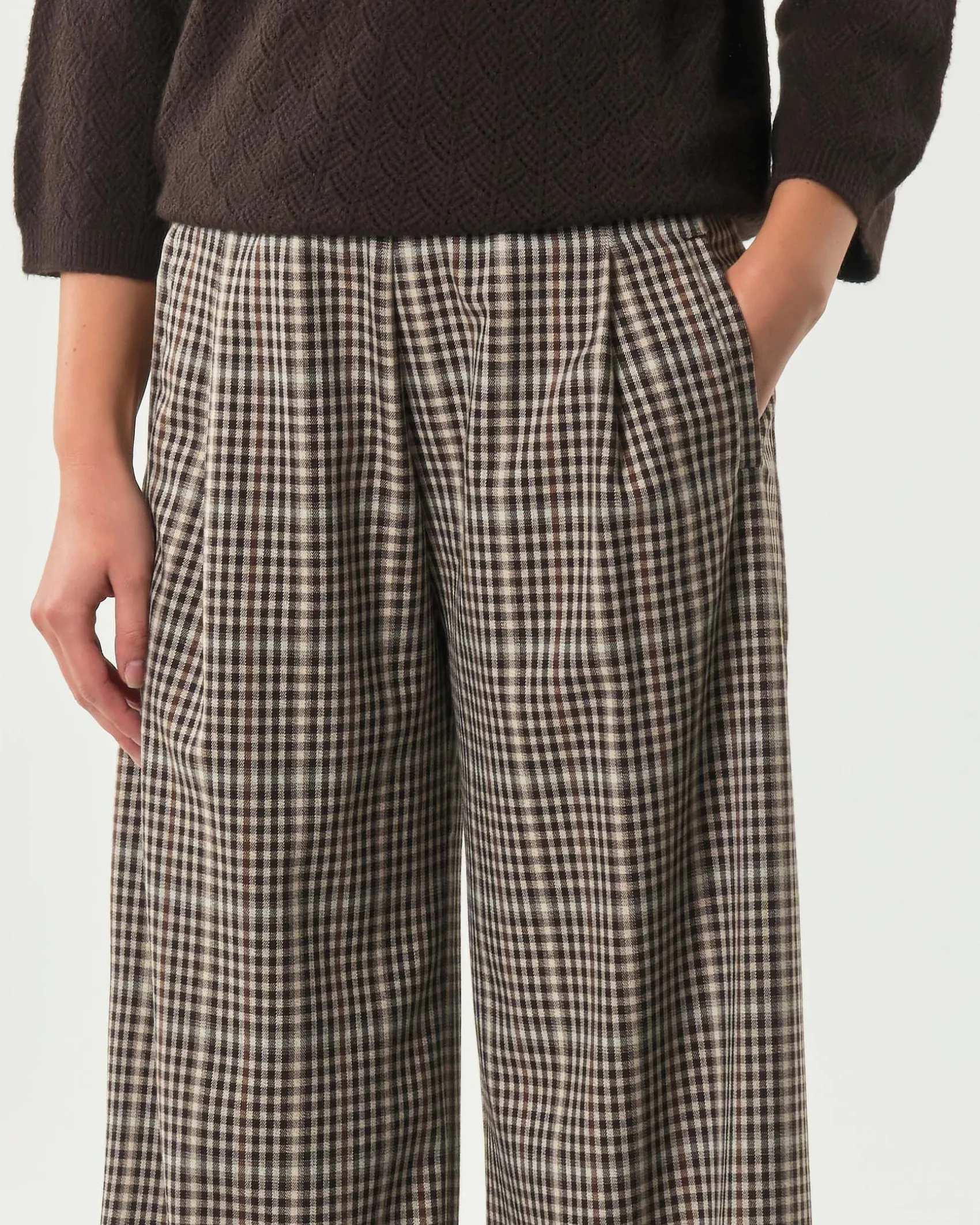 Pantaloni flare Hlo! in misto viscosa a fantasia Vichy marrone e beige con elastico e pinces in vita