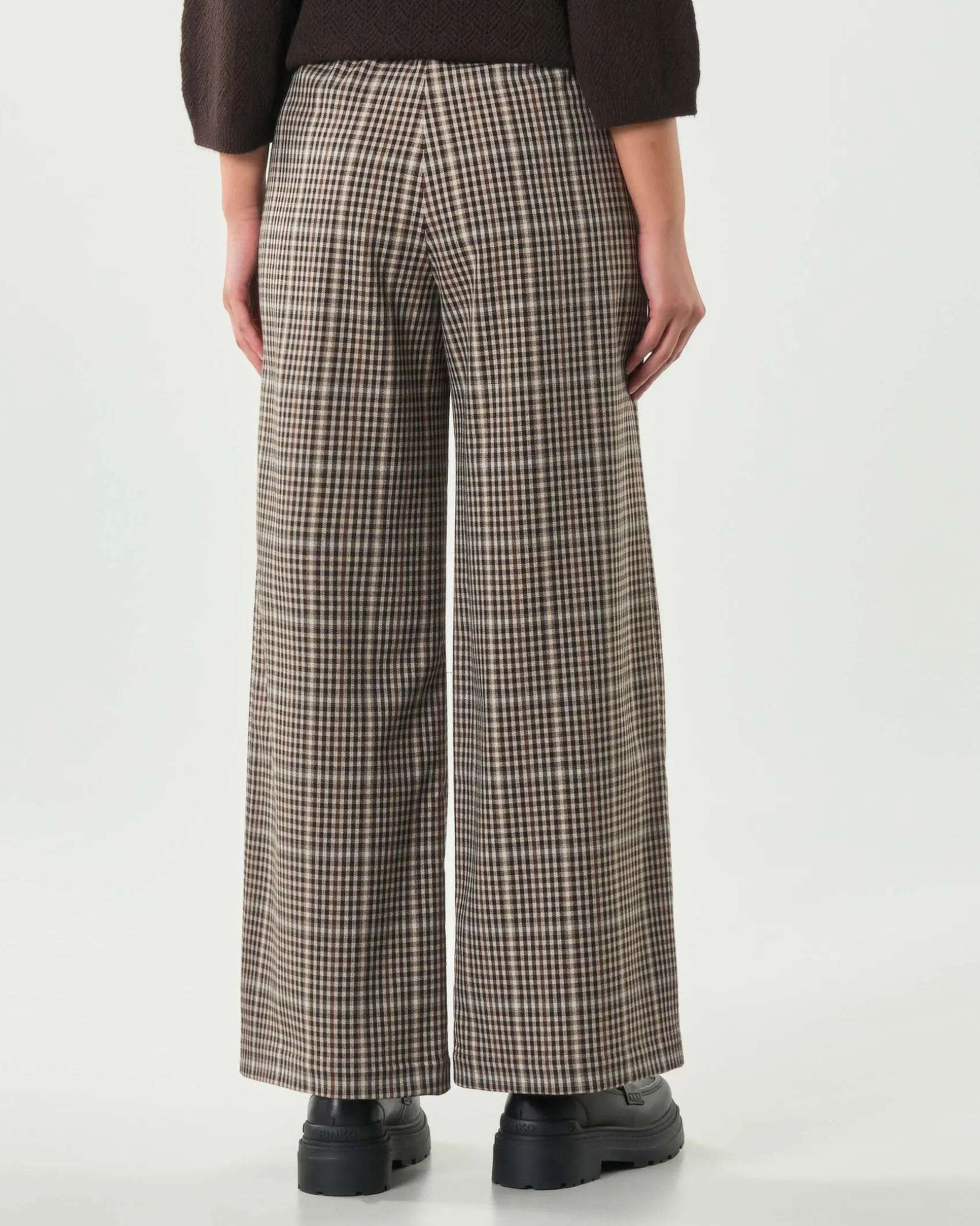 Pantaloni flare Hlo! in misto viscosa a fantasia Vichy marrone e beige con elastico e pinces in vita