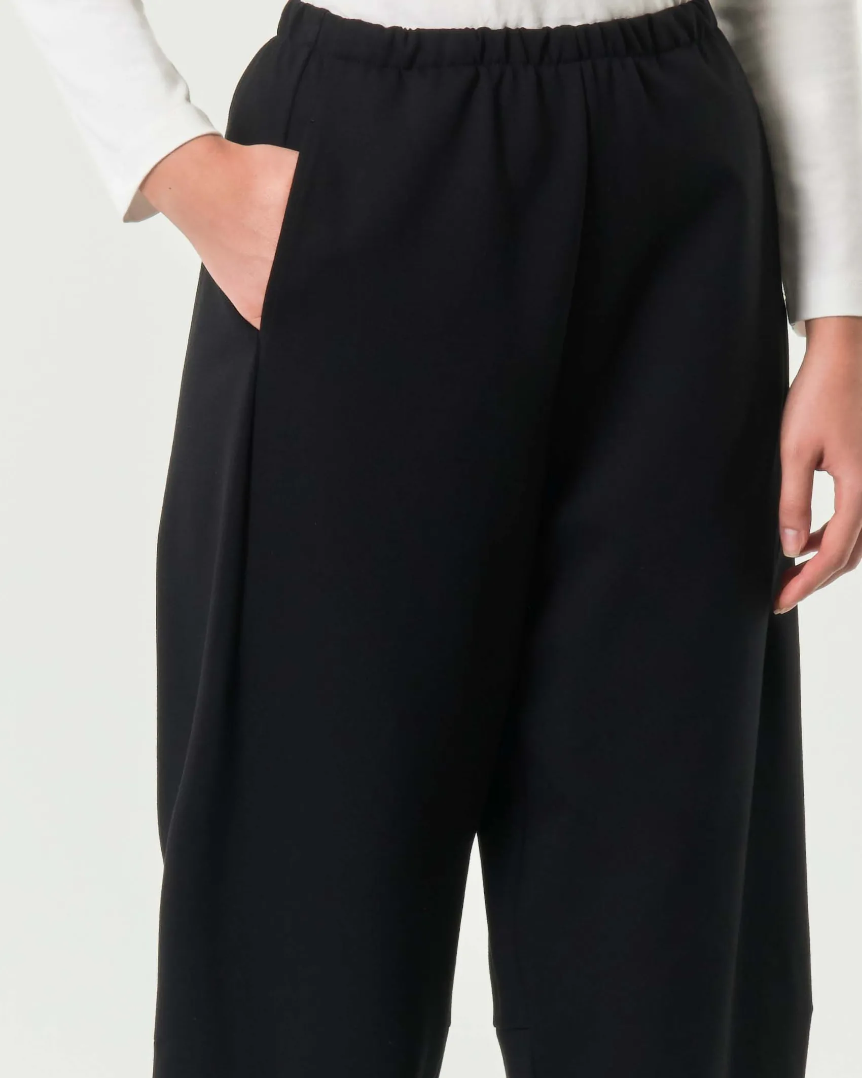 Pantaloni neri a pallocino Jurerê in misto viscosa stretch punto Milano con elastico inserito in vita