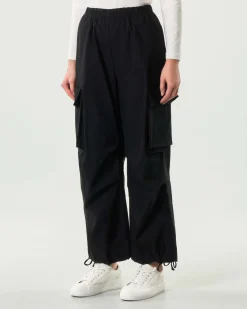 Pantaloni neri cargo Jurerê in bengalina di misto viscosa con elastico in vita a coulisse al fondo