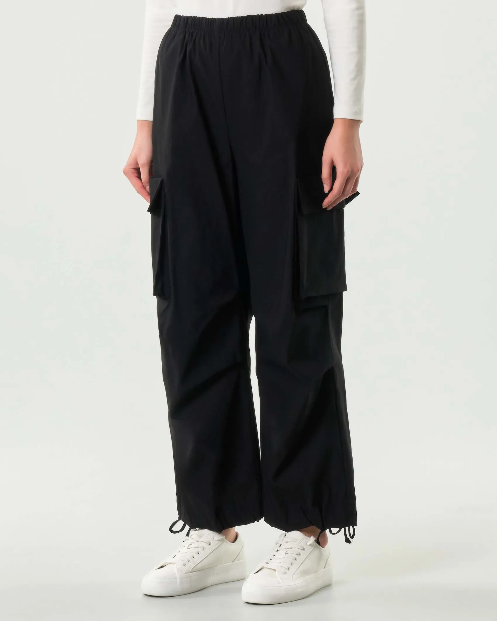 Pantaloni neri cargo Jurerê in bengalina di misto viscosa con elastico in vita a coulisse al fondo