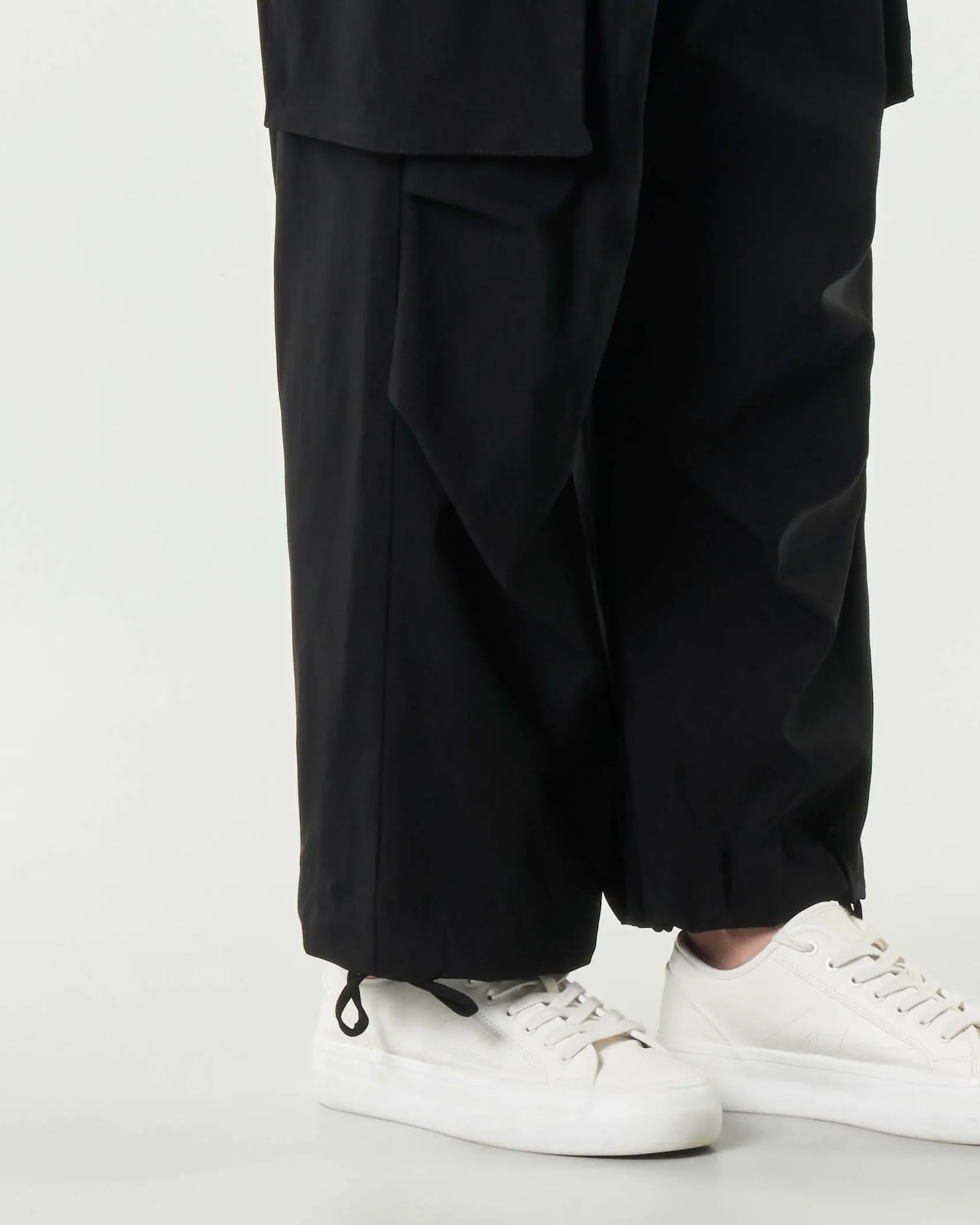 Pantaloni neri cargo Jurerê in bengalina di misto viscosa con elastico in vita a coulisse al fondo