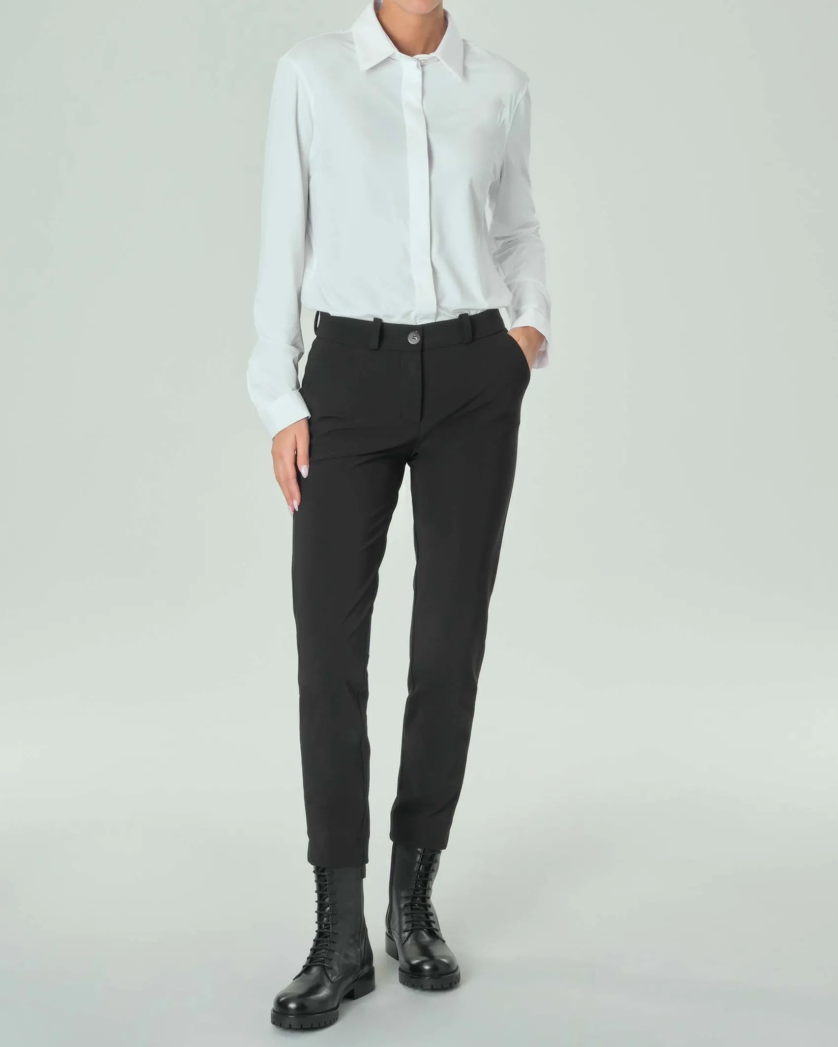 Pantaloni neri in tessuto tecnico dal finish opaco