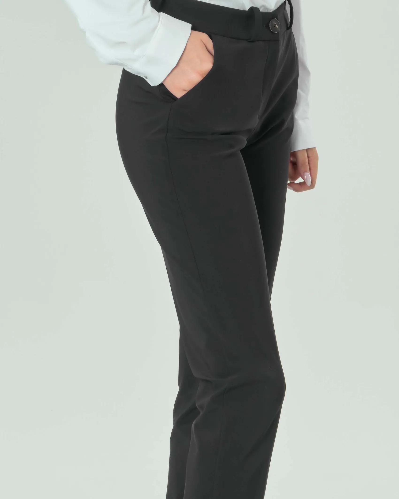 Pantaloni neri in tessuto tecnico dal finish opaco