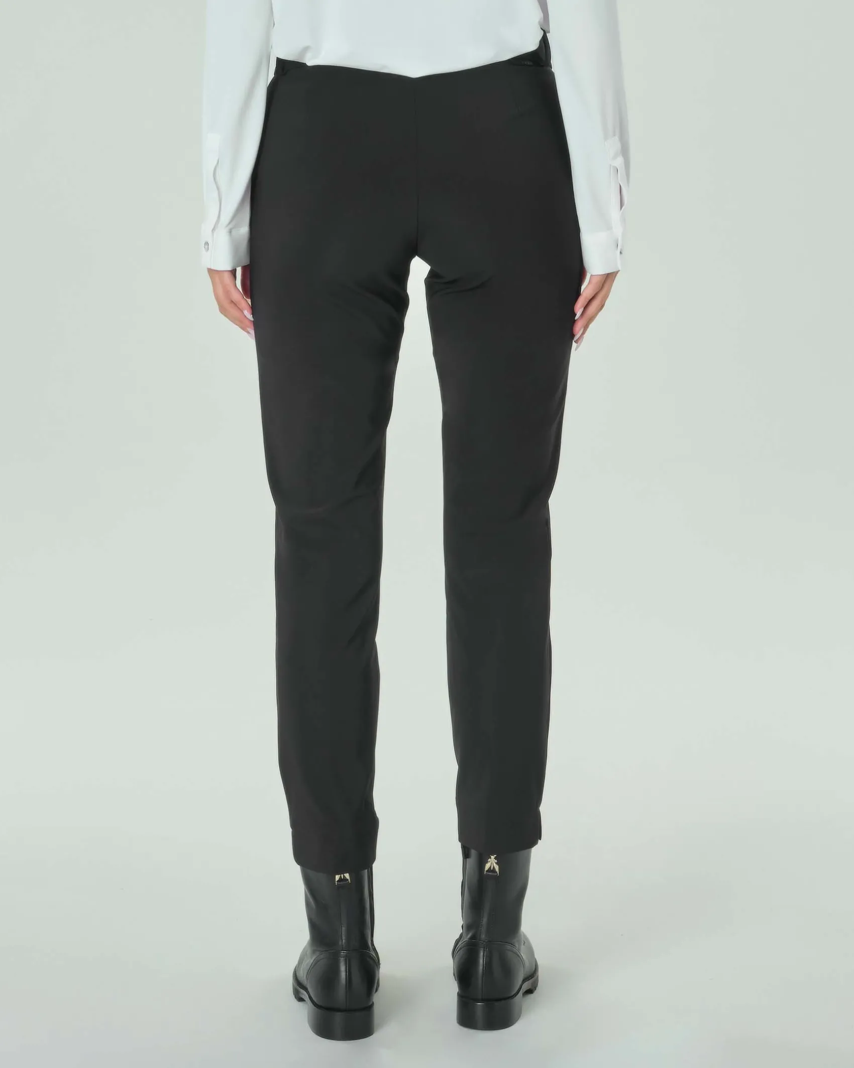 Pantaloni neri in tessuto tecnico dal finish opaco