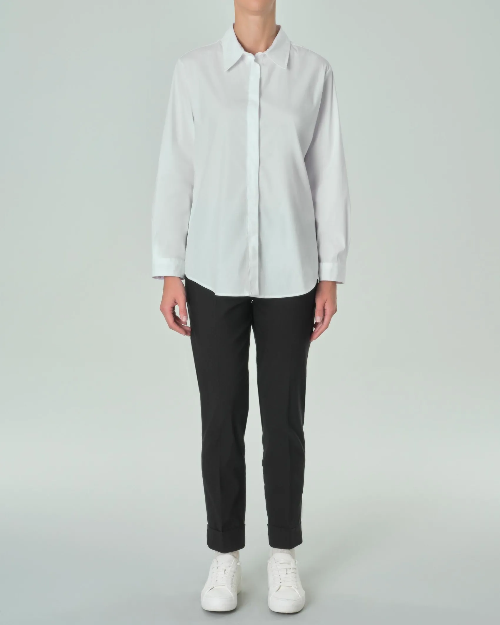 Pantaloni neri slim in misto viscosa stretch con risvolto al fondo ed elastico in vita