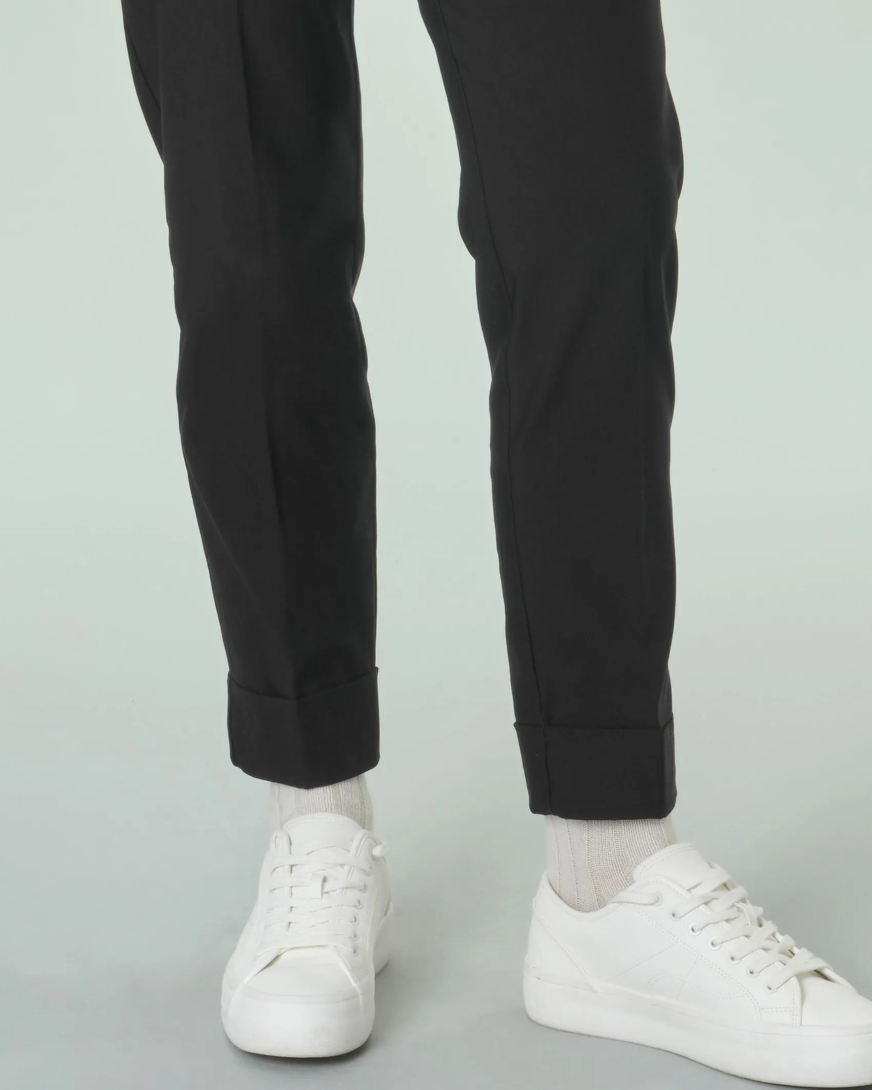 Pantaloni neri slim in misto viscosa stretch con risvolto al fondo ed elastico in vita