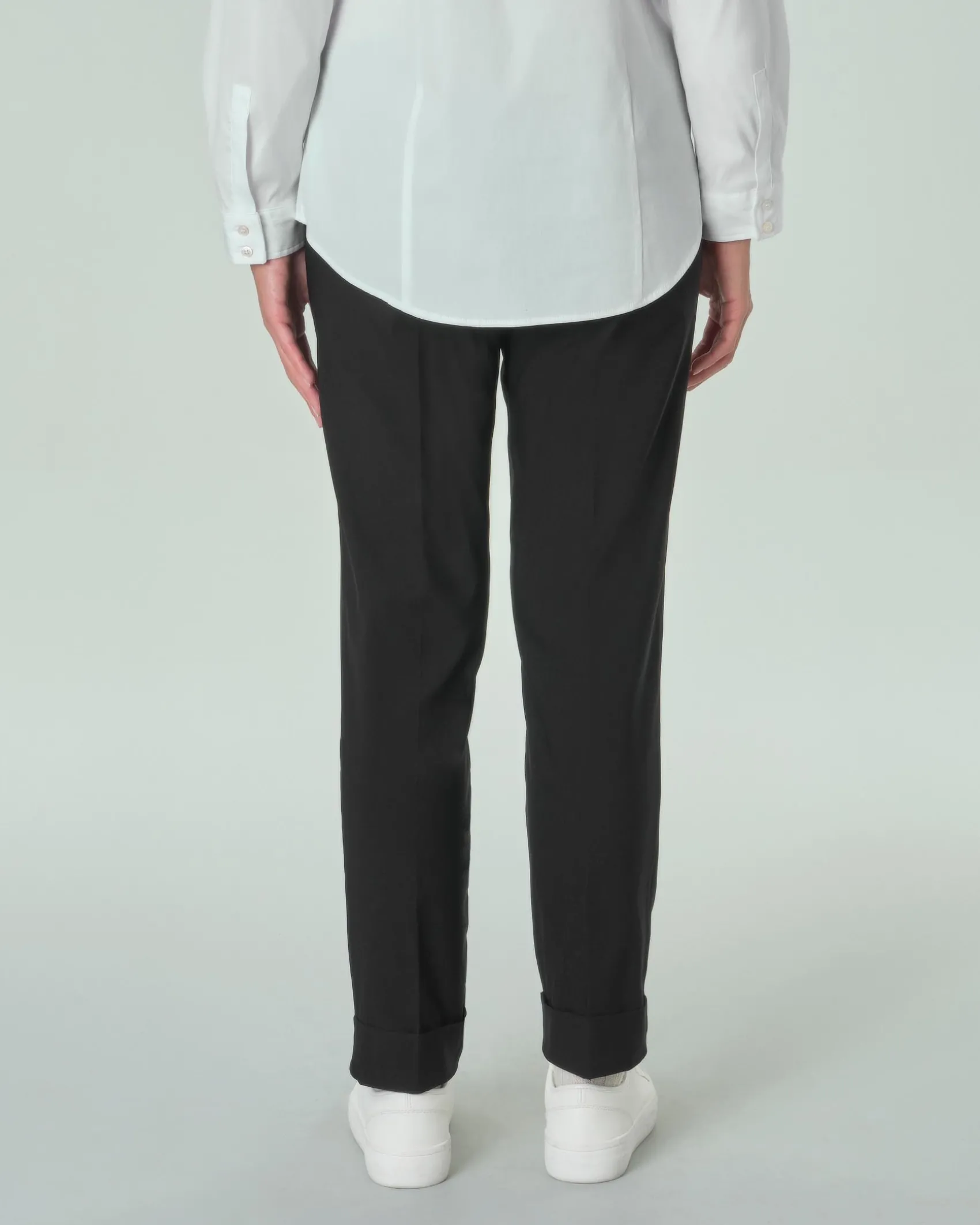 Pantaloni neri slim in misto viscosa stretch con risvolto al fondo ed elastico in vita