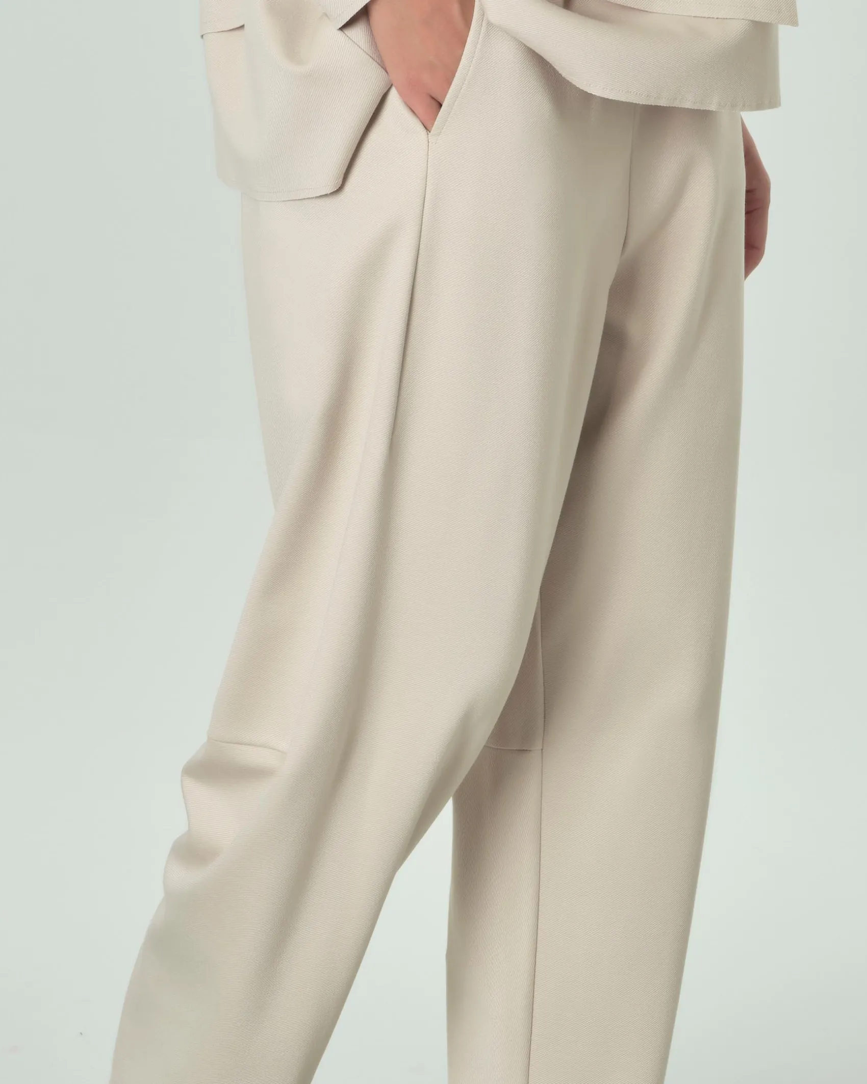 Pantaloni palazzo color gesso in misto viscosa con nervature a vista sul fondo