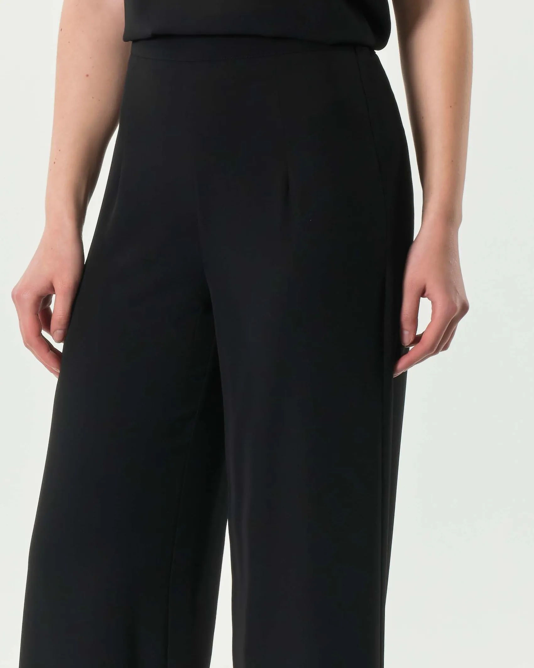 Pantaloni palazzo neri in tessuto stretch fluido a vita media