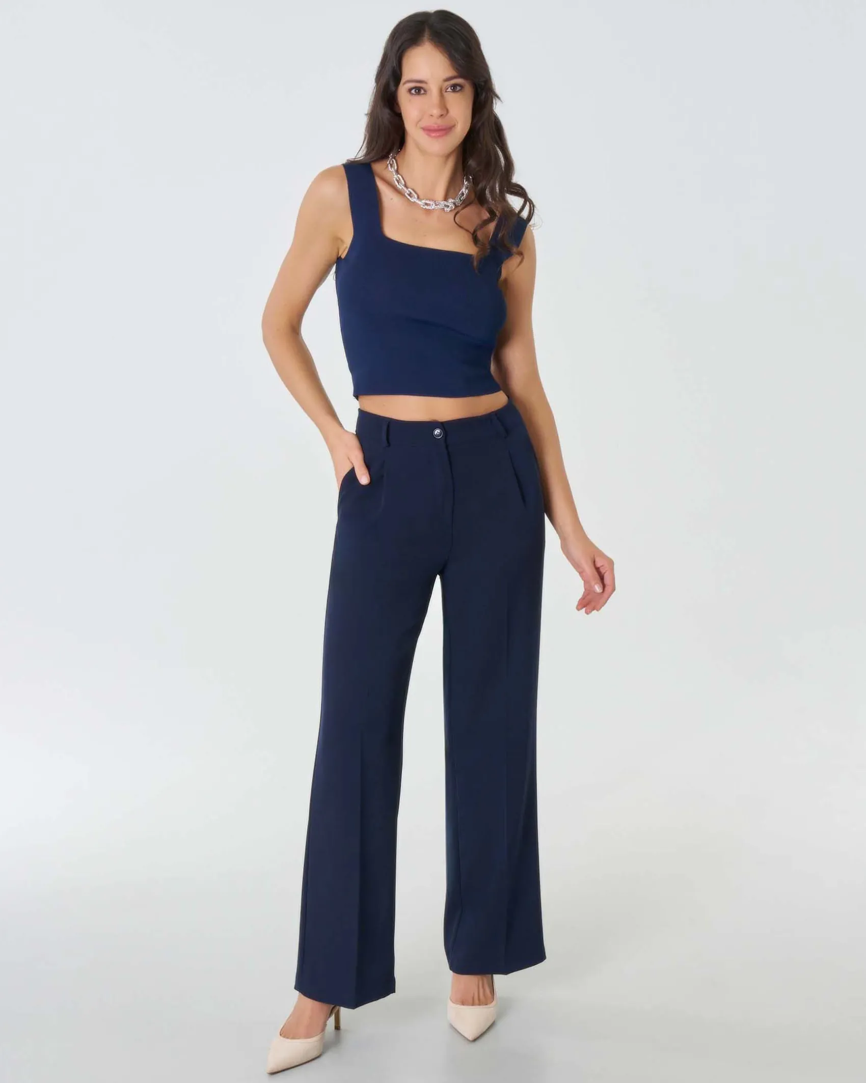 Pantaloni straight blu in tessuto stretch fluido con pinces in vita
