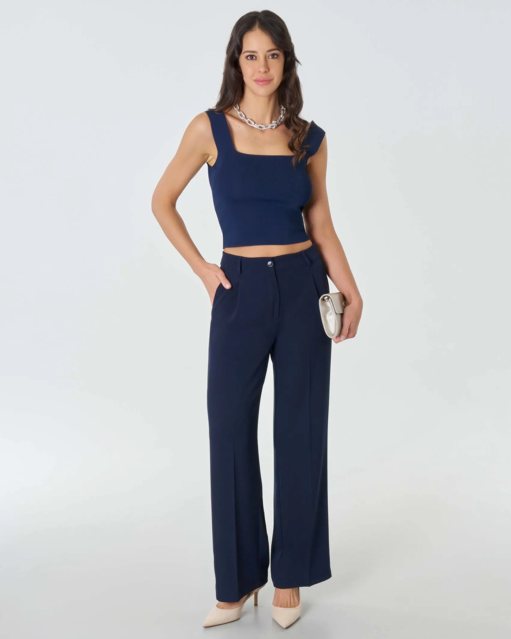 Pantaloni straight blu in tessuto stretch fluido con pinces in vita