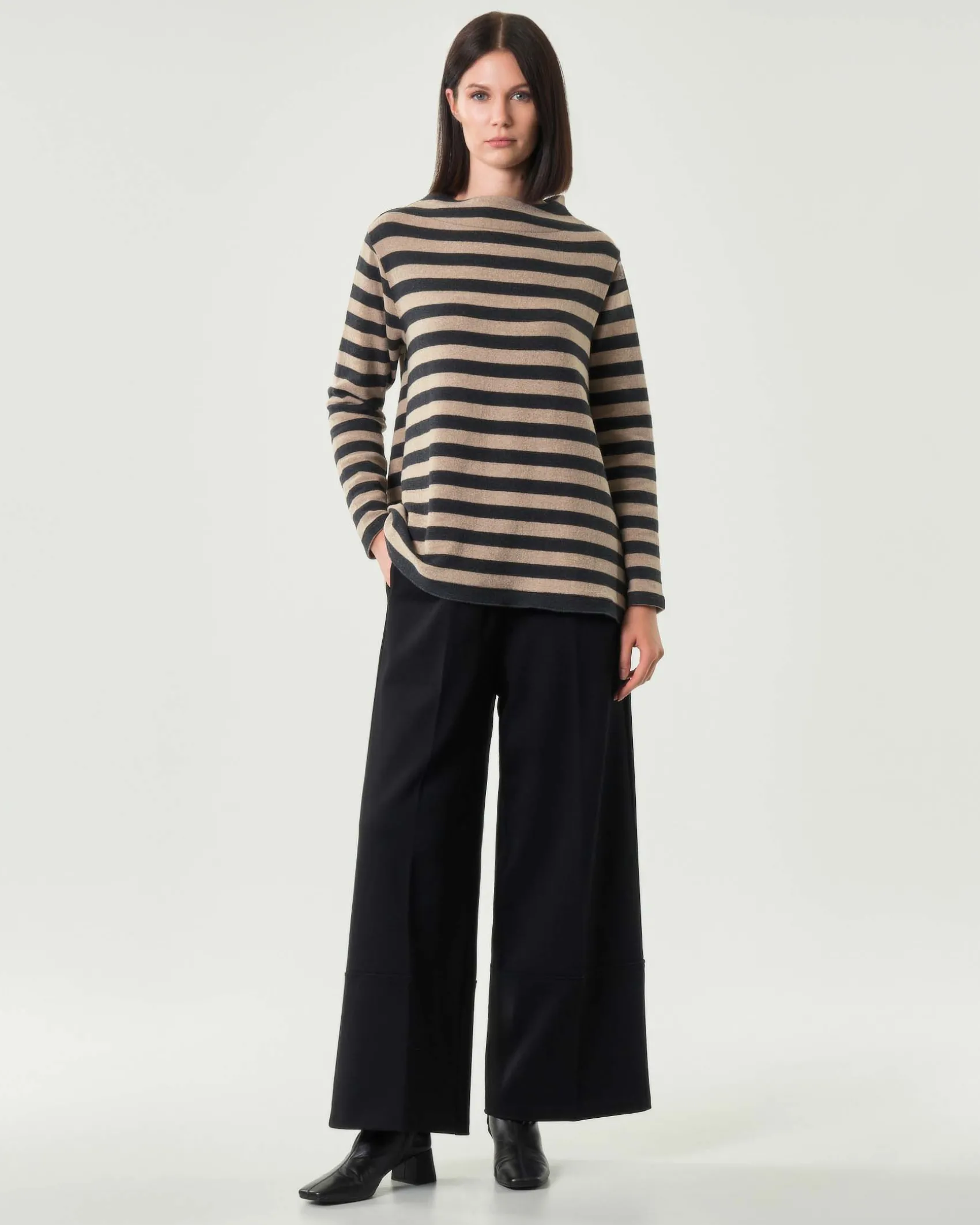 Pantaloni super wide neri Jurerê in tricot di misto viscosa con elastico in vita