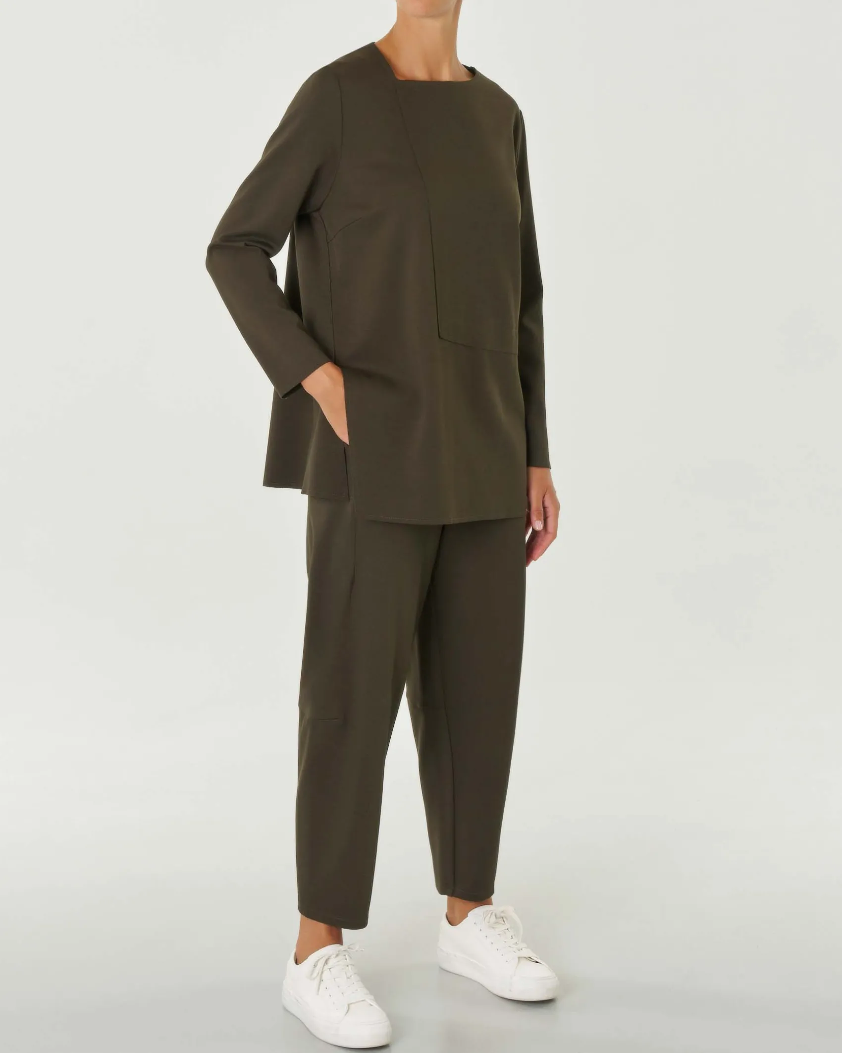 Pantaloni verde militare in tricotina di misto viscosa dalla linea a pagliaccio