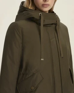 Parka verde militare Emme Marella in taffetà tecnico imbottito con cappuccio e fondo a code di rondine