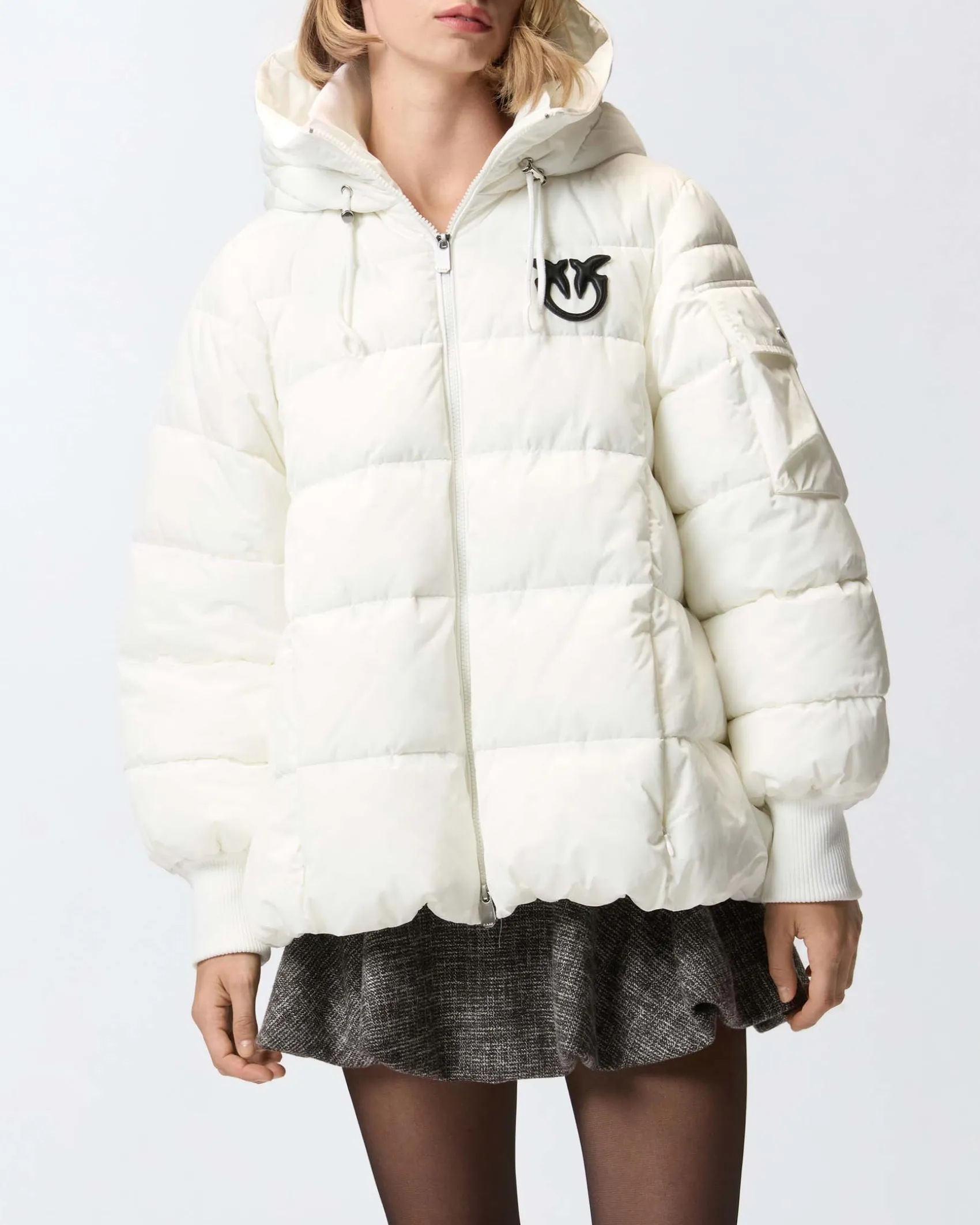 Piumino bianco Pinko dalla linea a campana in tela tecnica con cappuccio e logo nero applicato sul petto