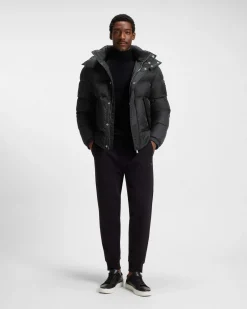 Piumino Boss nero in nylon idrorepellente con motivo monogramma in rilievo e cappuccio staccabile
