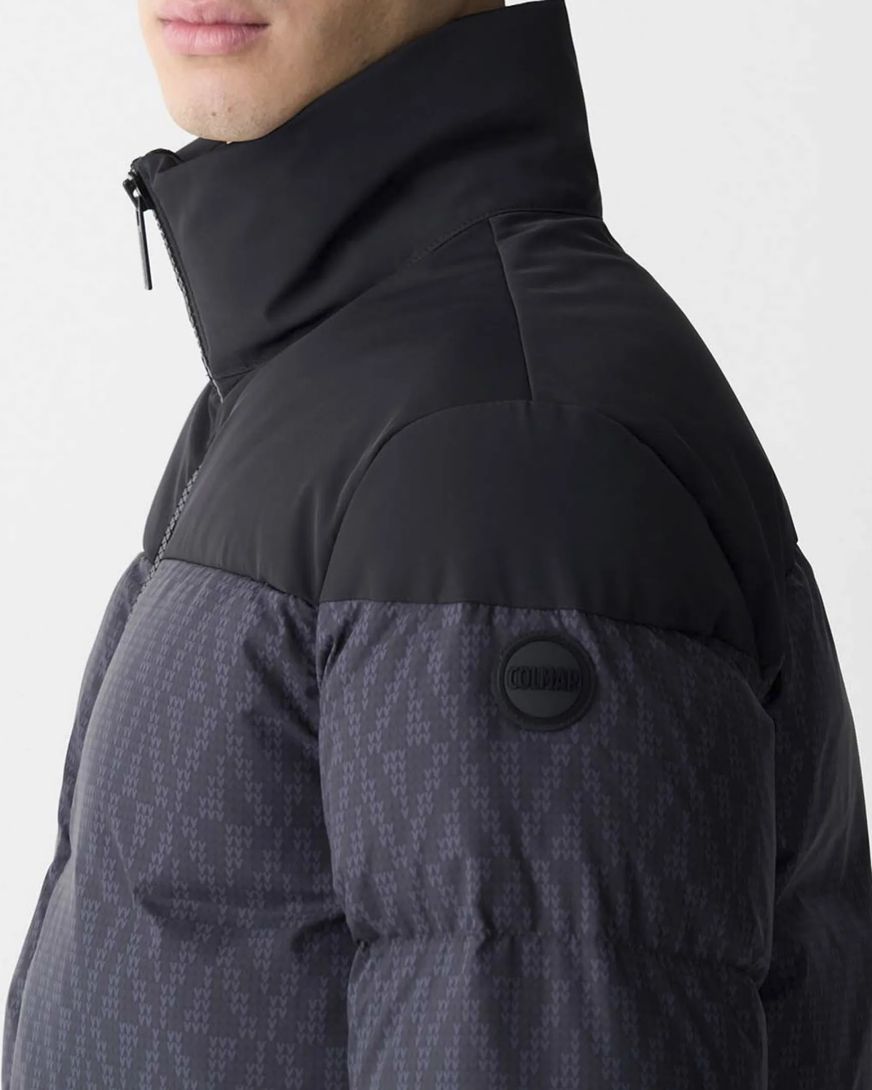 Piumino Colmar Originals grigio antracite con stampa geometrica e inserti sulle spalle in tessuto stretch