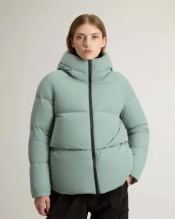 Piumino color acqua Woolrich Cloud Series in nylon elasticizzato con finish opaco con collo alto e cappuccio fisso