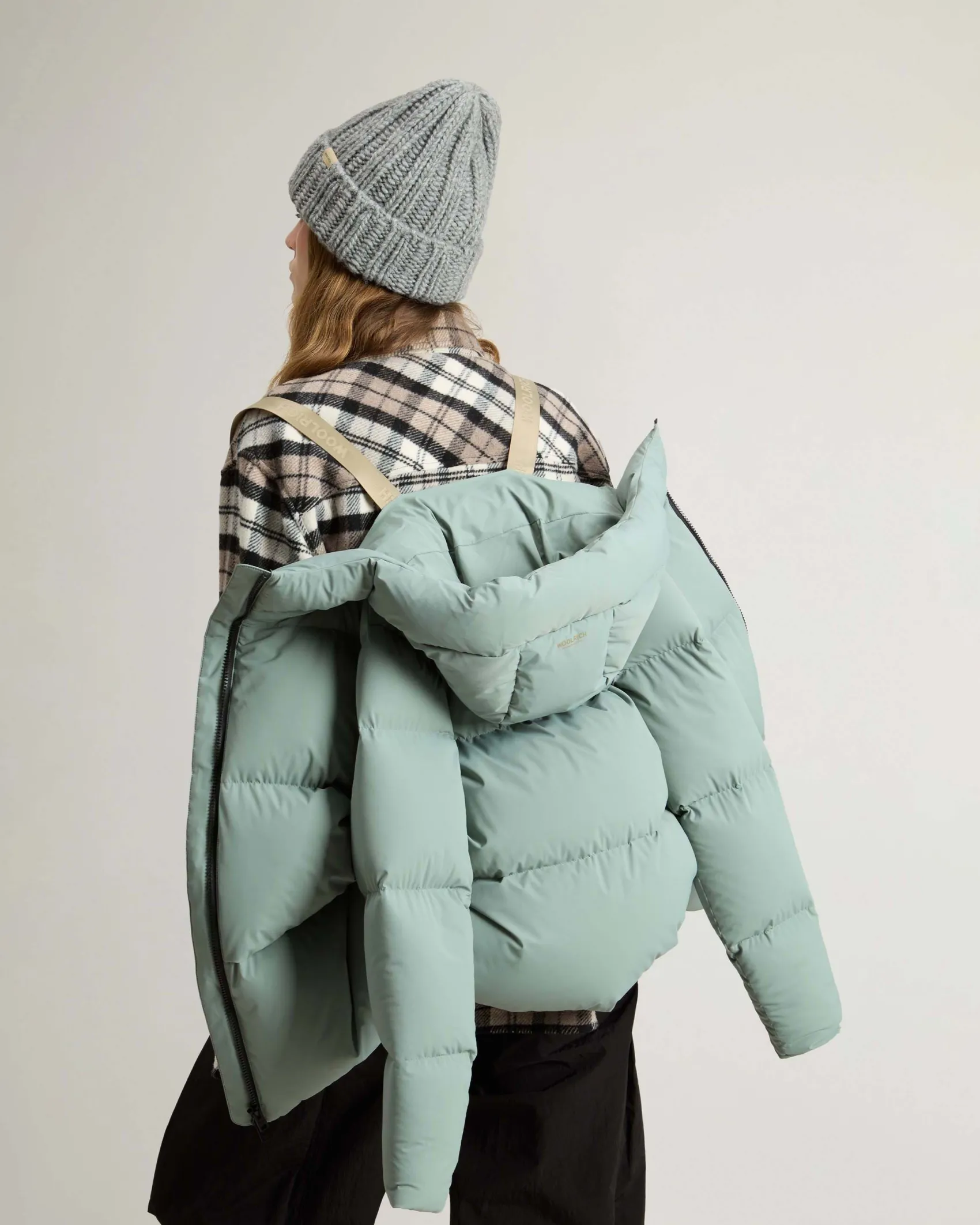 Piumino color acqua Woolrich Cloud Series in nylon elasticizzato con finish opaco con collo alto e cappuccio fisso