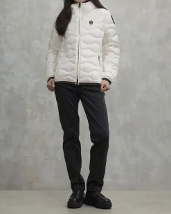 Piumino corto bianco Blauer modello Camelia con cappuccio fisso e imbottitura a onde in vera piuma con patch logo in strass