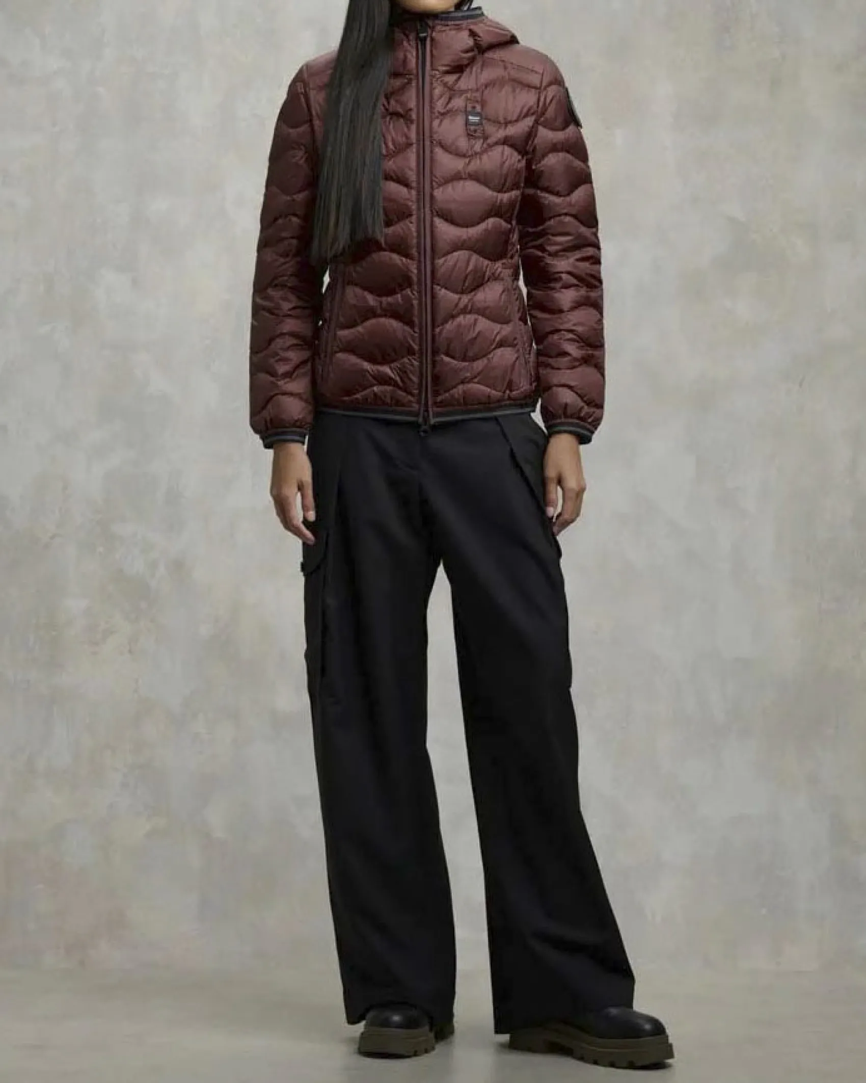 Piumino corto bordeaux Blauer modello Camelia con cappuccio fisso e imbottitura a onde in vera piuma con patch logo in strass