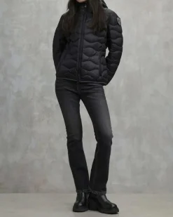 Piumino corto nero Blauer modello Camelia con cappuccio fisso e imbottitura a onde in vera piuma con patch logo in strass