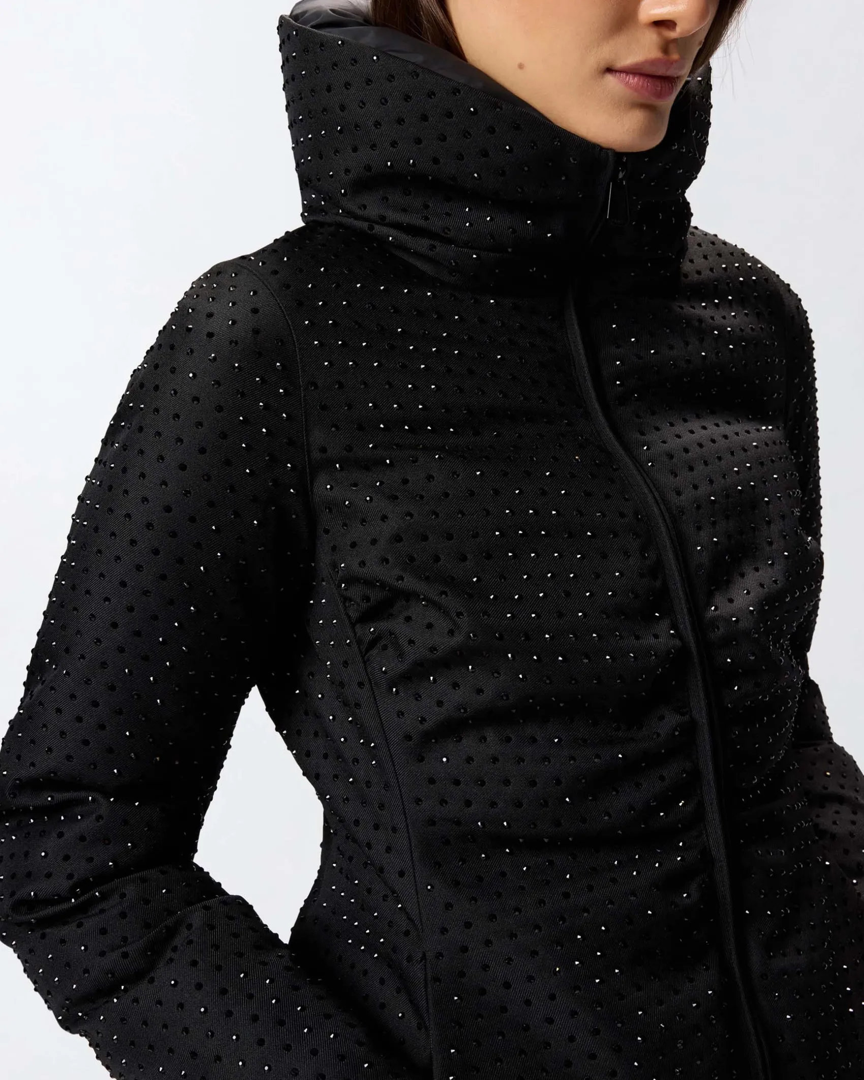 Piumino corto nero Pinko in tessuto semilucido con strass applicati all over tono su tono dalla linea sfiancata con collo alto avvolgente