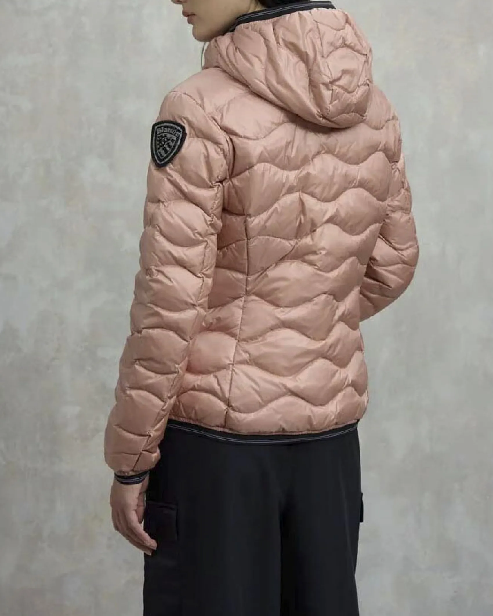 Piumino corto rosa cipria Blauer modello Camelia con cappuccio fisso e imbottitura a onde in vera piuma con patch logo in strass