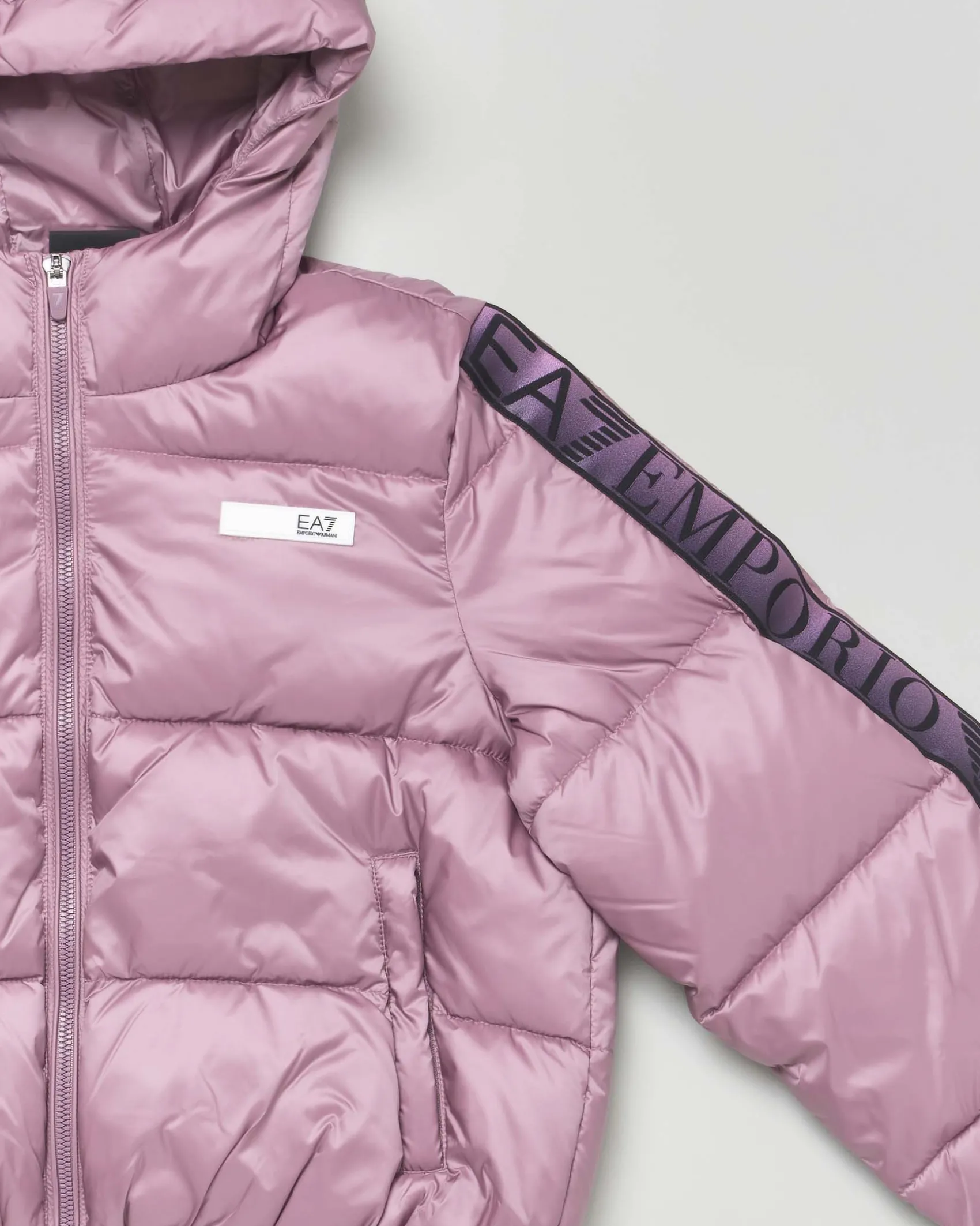 Piumino EA7 color malva lucido e bande logo monogram viola