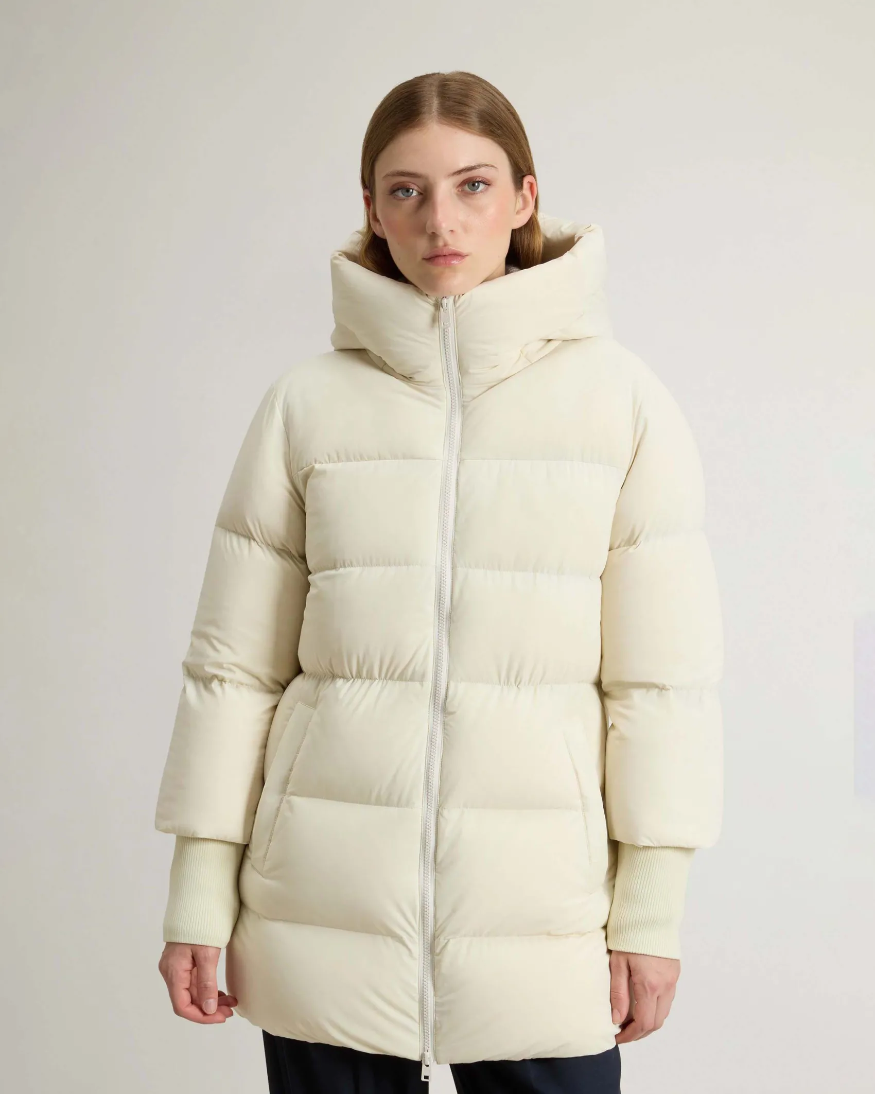 Piumino midi color latte Woolrich Cloud Series in nylon elasticizzato con finish opaco con collo alto e cappuccio fisso