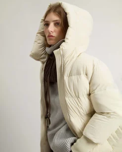 Piumino midi color latte Woolrich Cloud Series in nylon elasticizzato con finish opaco con collo alto e cappuccio fisso