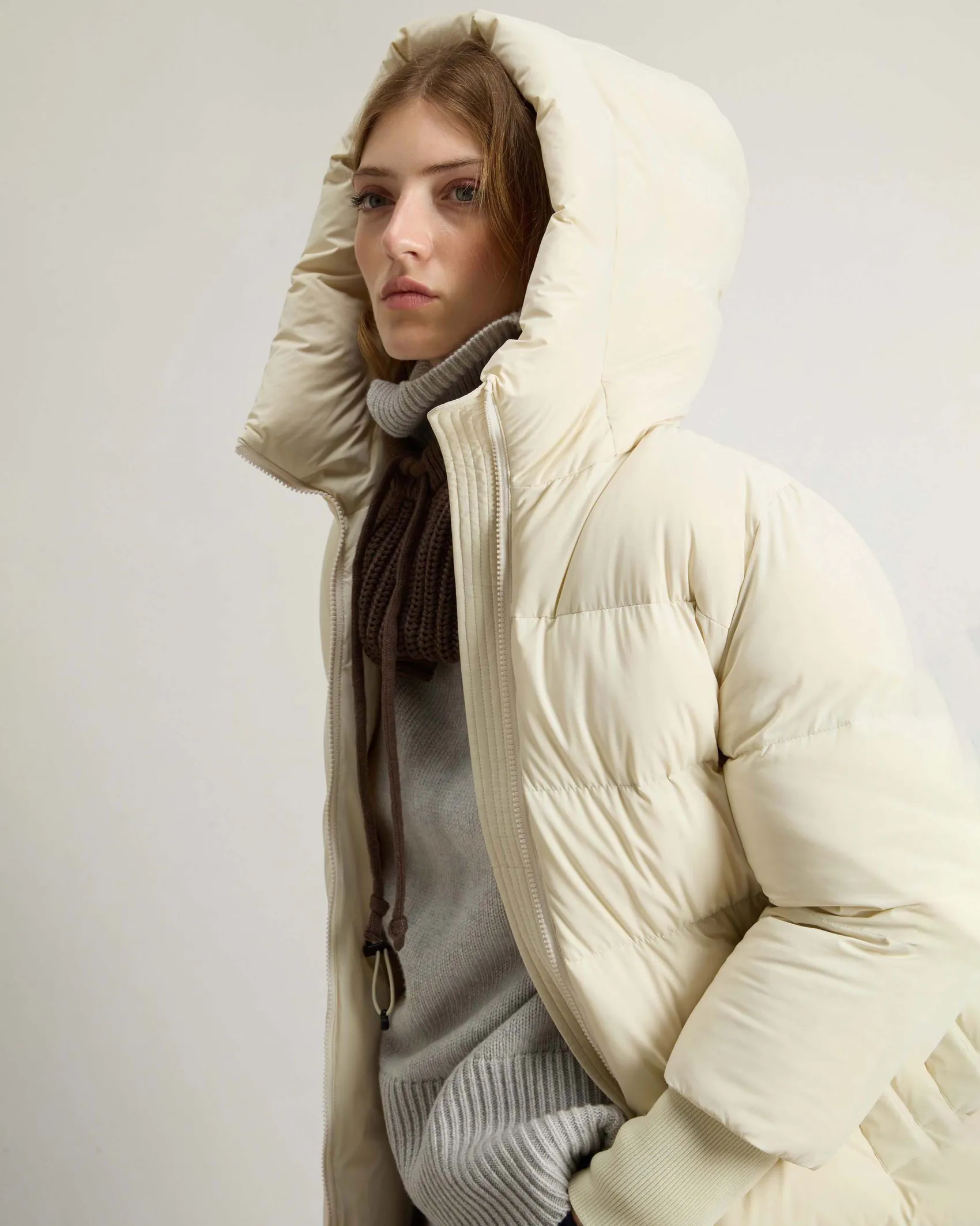Piumino midi color latte Woolrich Cloud Series in nylon elasticizzato con finish opaco con collo alto e cappuccio fisso