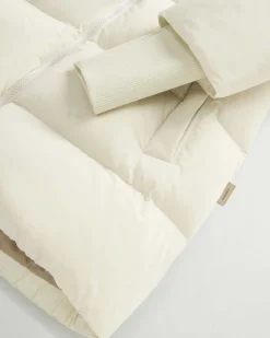 Piumino midi color latte Woolrich Cloud Series in nylon elasticizzato con finish opaco con collo alto e cappuccio fisso