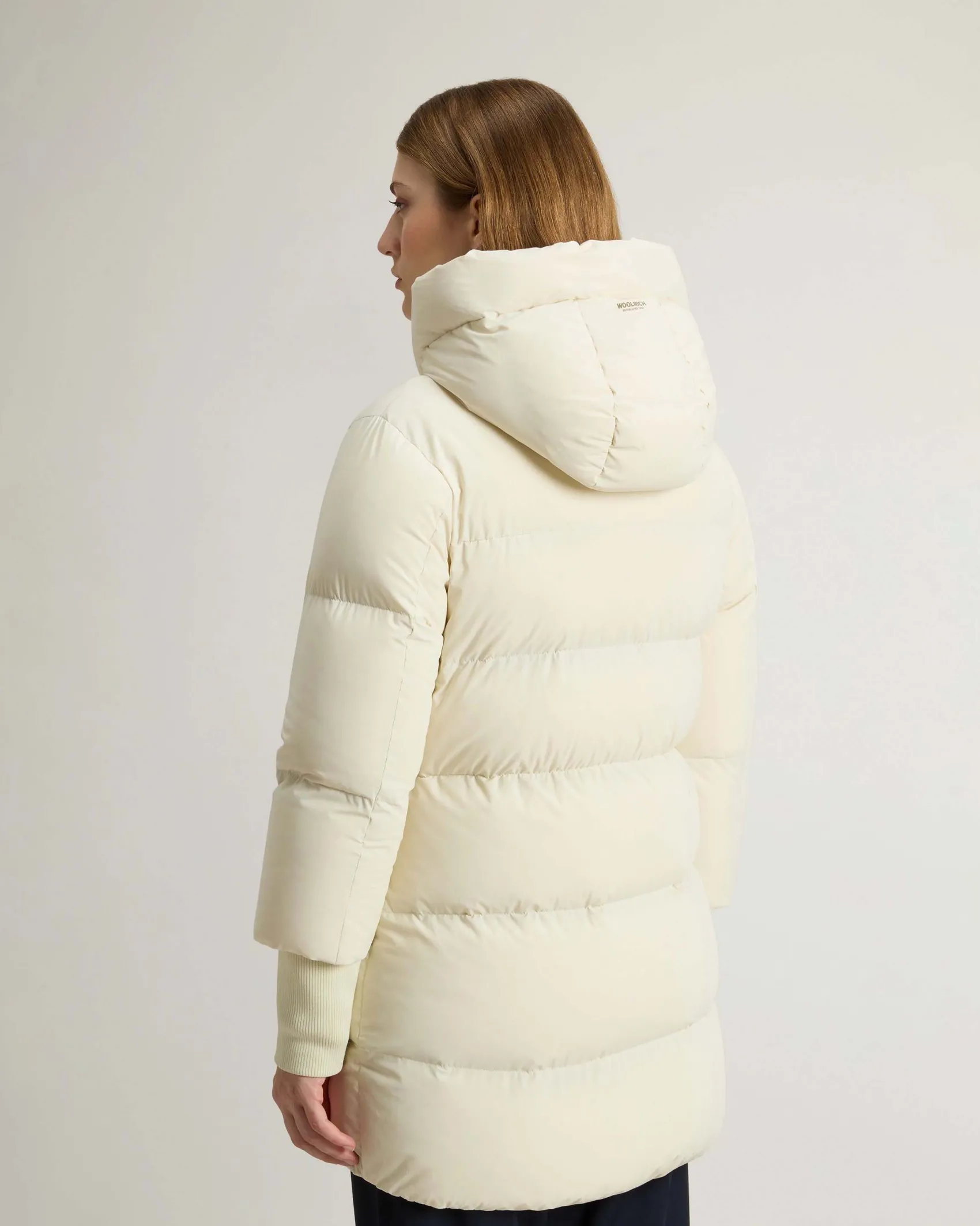 Piumino midi color latte Woolrich Cloud Series in nylon elasticizzato con finish opaco con collo alto e cappuccio fisso