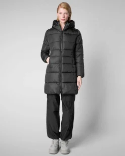 Piumino midi nero Save the duck modello Taylor con cappuccio molto avvolgente realizzato in tessuto dal finish opaco