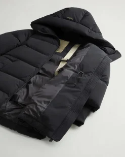 Piumino midi nero Woolrich Cloud Series in nylon elasticizzato con finish opaco con collo alto e cappuccio fisso