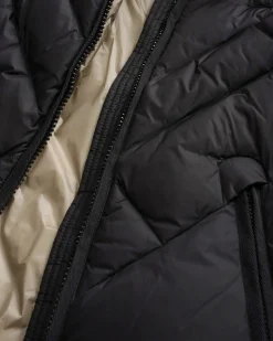 Piumino nero Blauer modello Alicia con bordatura del cappuccio in vera pelliccia rimovibile e imbottitura a rombi