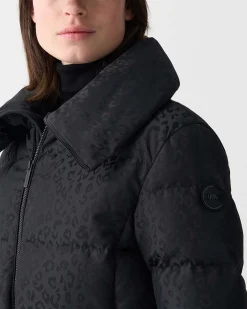 Piumino nero Colmar Originals a motivo animalier tono su tono all over con scollo sciallato e cintura in vita