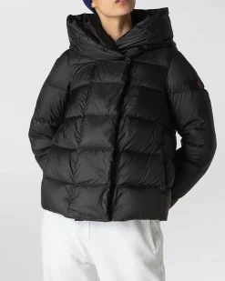 Piumino nero imbottito in piuma dalla linea boxy con scollo sciallato e cappuccio