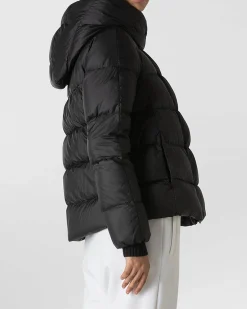 Piumino nero imbottito in piuma dalla linea boxy con scollo sciallato e cappuccio