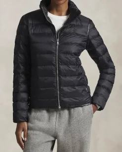 Piumino nero in nylon riciclato con colletto in piedi e logo ricamato sul petto tono su tono