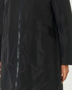 Piumino nero in tessuto effetto semi lucido con cappuccio e fondo posteriore a punta