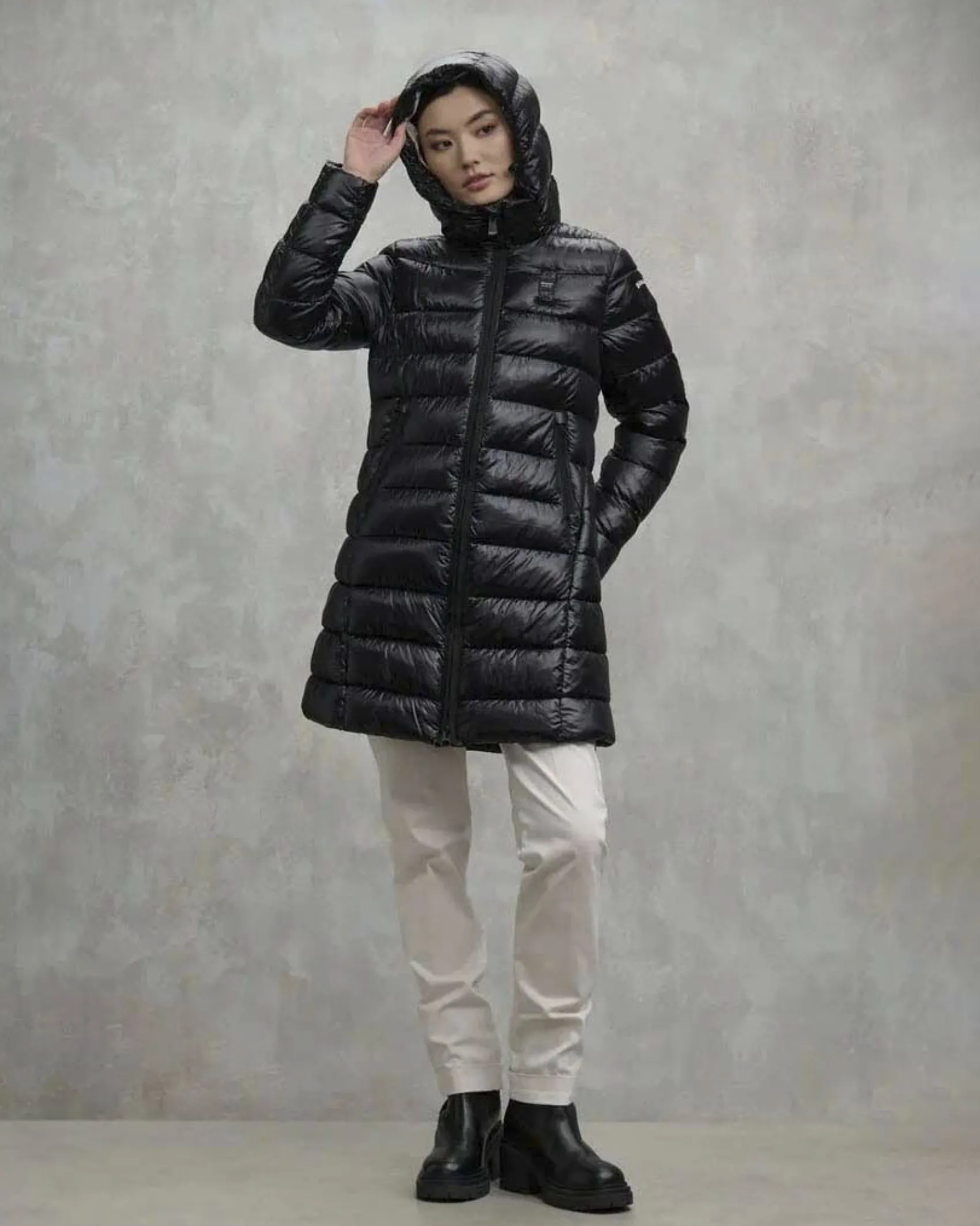 Piumino nero midi modello Adelaide in nylon dalla texture semilucida con imbottitura ecologica e cappuccio fisso